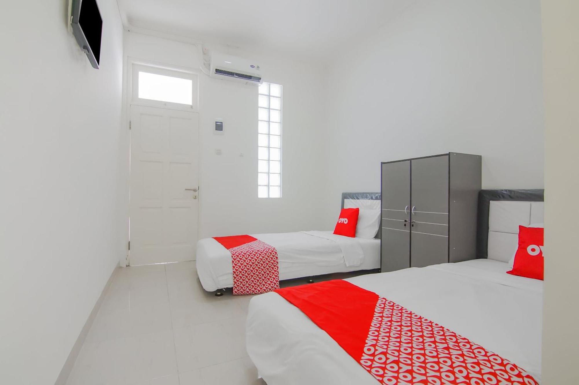 Hotel Super Oyo Capital O 90342 Kemang Garden Giacarta Esterno foto
