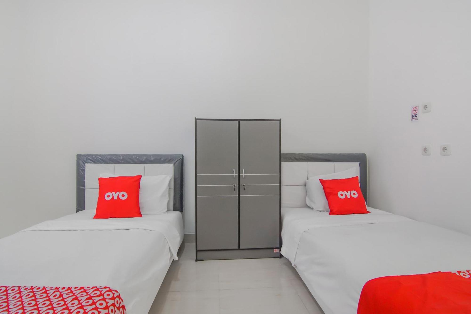 Hotel Super Oyo Capital O 90342 Kemang Garden Giacarta Esterno foto