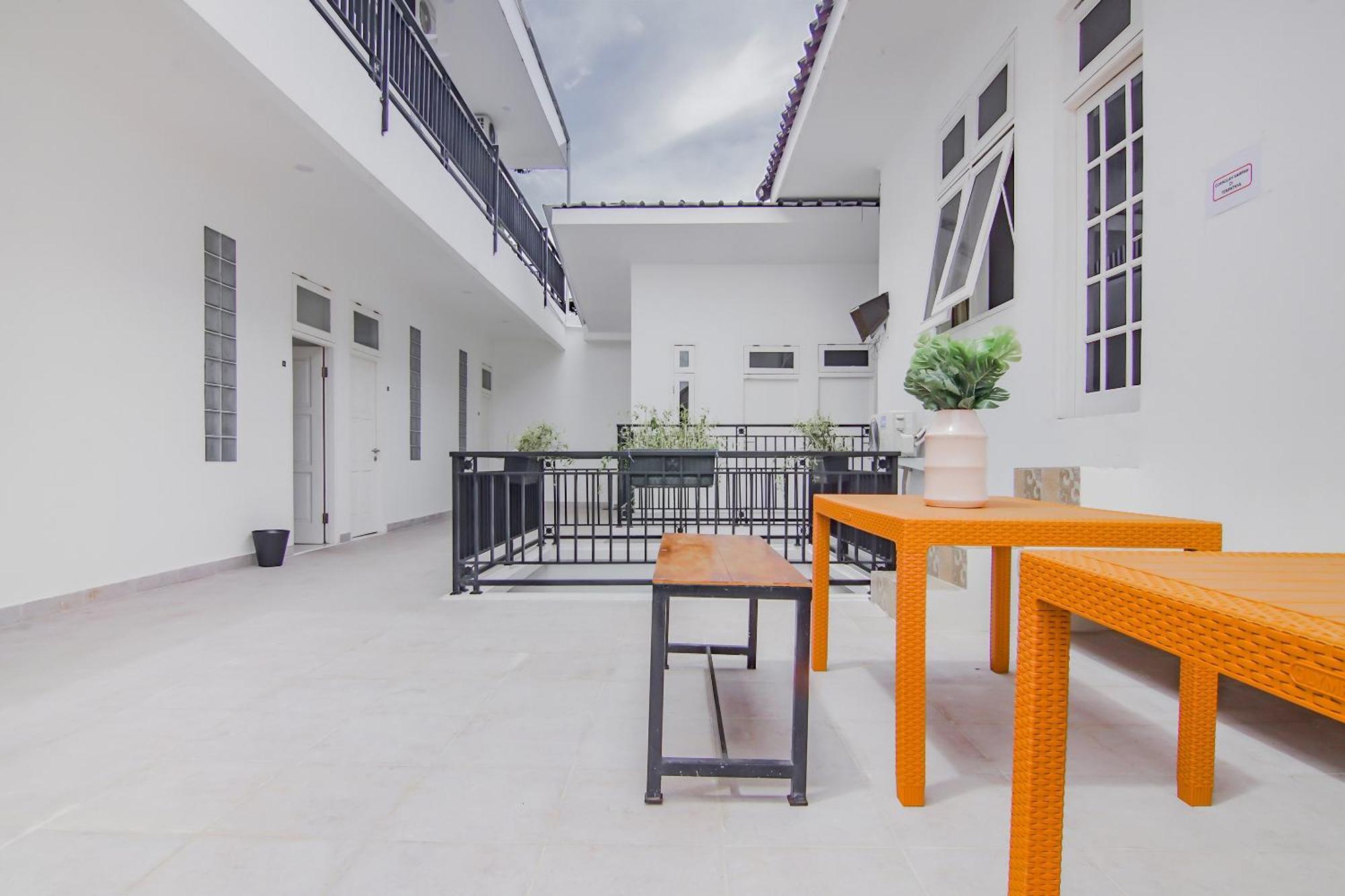 Hotel Super Oyo Capital O 90342 Kemang Garden Giacarta Esterno foto