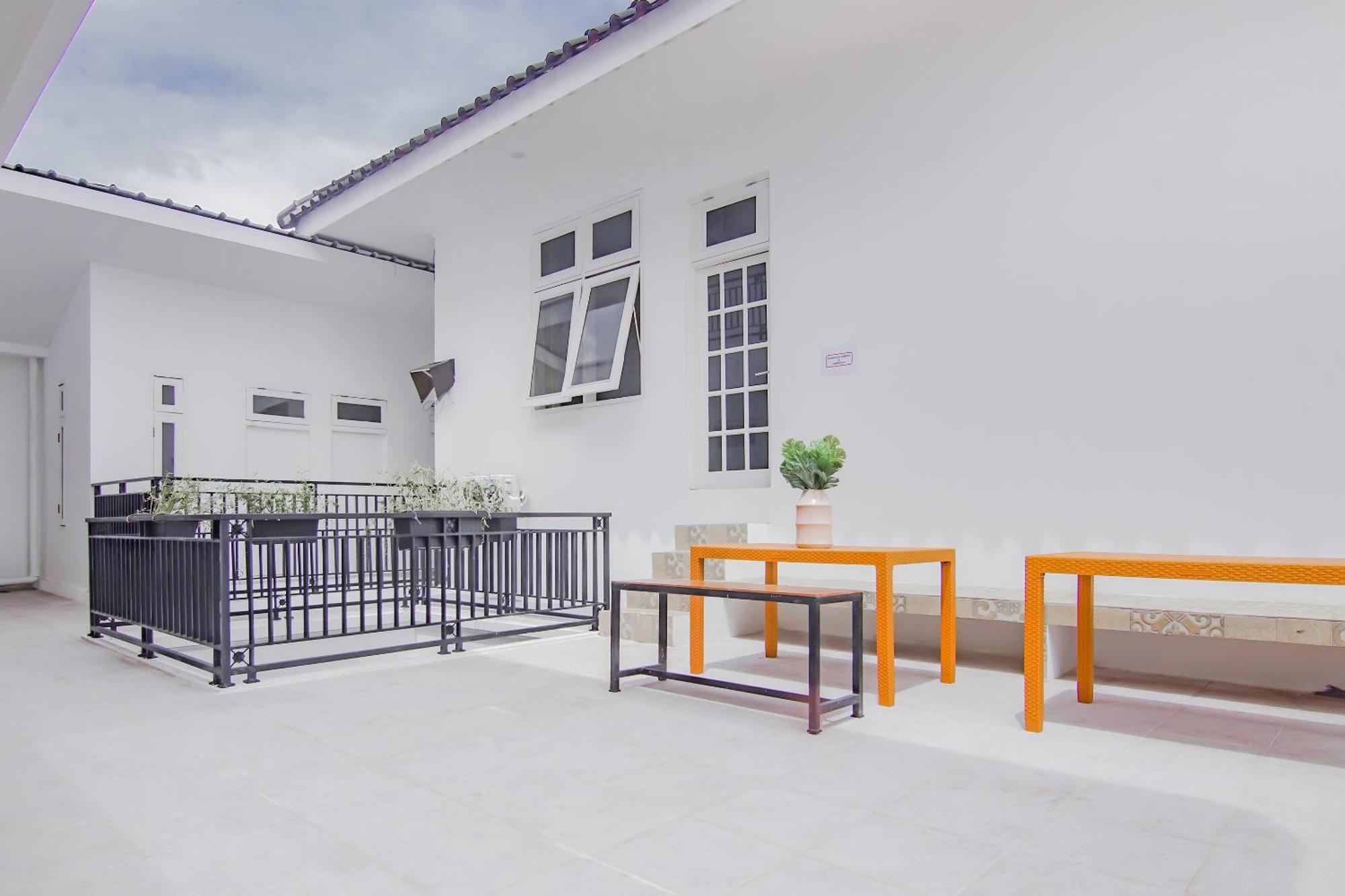 Hotel Super Oyo Capital O 90342 Kemang Garden Giacarta Esterno foto